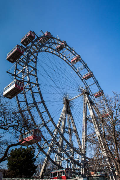 wiener riesenrad, construído em 1897 e localizado no parque de diversões wurstelprater em viena - wiener wurstelprater - fotografias e filmes do acervo