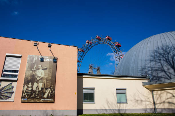 pratermuseum et wiener riesenrad construit en 1897 dans le parc d’attractions de wurstelprater à vienne - wiener wurstelprater photos et images de collection