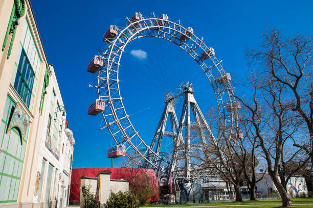 wiener riesenrad construit en 1897 et situé dans le parc d’attractions de wurstelprater à vienne - wiener wurstelprater photos et images de collection