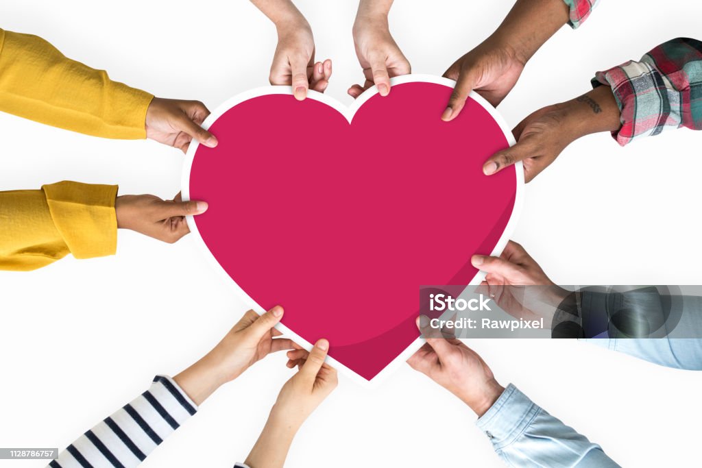 Diverse Hände halten ein rotes Herz - Lizenzfrei Herzform Stock-Foto