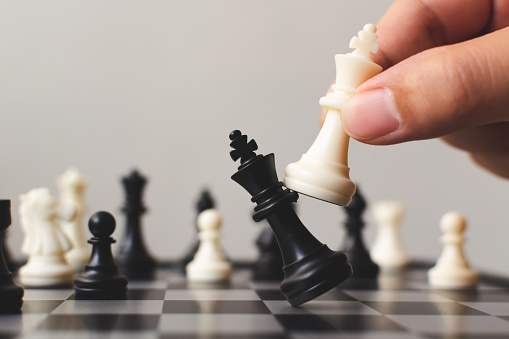 Plan de estrategia principal del concepto de negocio exitoso concurso líder, peón de mano del jugador ajedrez juego de mesa poniendo blanco, espacio de copia de su texto photo