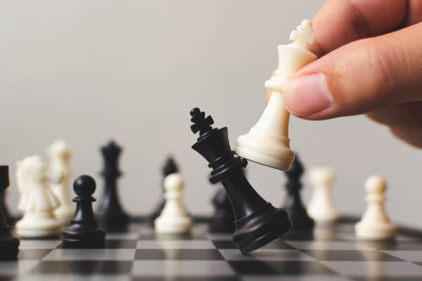 성공적인 비즈니스 경쟁 지도자 개념, 백색의 선수 체스 보드 게임 손 폰, 텍스트 복사 공간의 주요 전략 계획 - 경쟁 뉴스 사진 이미지