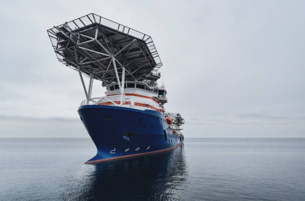 nave di approvvigionamento petrolifero offshore - helipad foto e immagini stock