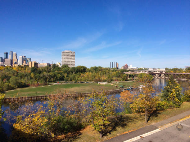 río de horizonte de minneapolis y árboles dorados en otoño - puente de la tercera avenida fotografías e imágenes de stock