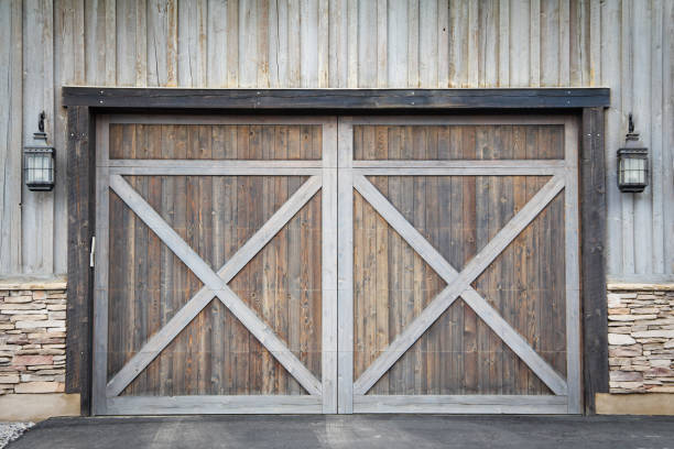 portes de grange - barn door photos et images de collection