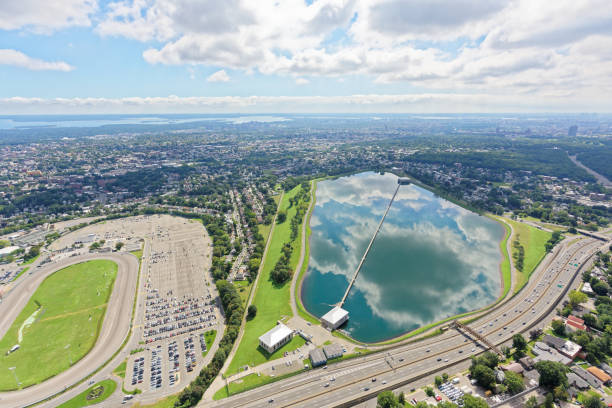 vista aérea de las nubes reflejadas en el depósito de hillview - yonkers fotografías e imágenes de stock