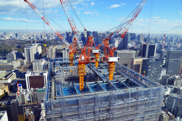 街背景、最近の改装、東京 2020 オリンピックに先駆けて建設ブームと人気の観光地と超高層ビルの上にタワー クレーン - 建築とビル ストックフォトと画像