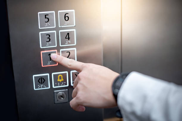 dedo índice (finger index) presionando en el primer piso o en el piso número uno en ascensor (ascensor). concepto de ingeniería mecánica - one floor fotografías e imágenes de stock