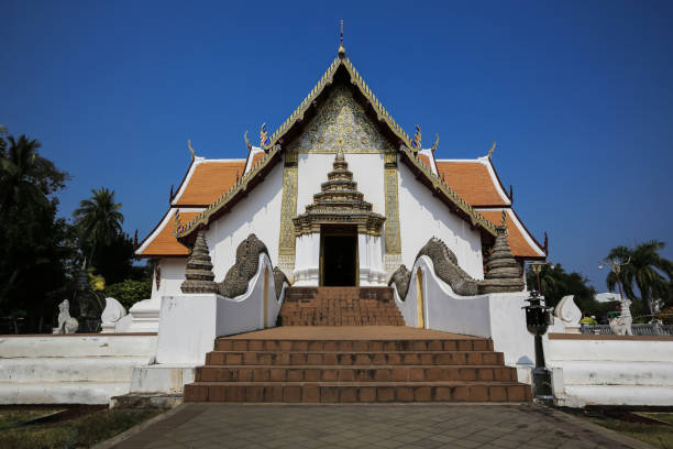 thai northern style temple with blue sky, wat phumin - nan, tajlandia - wat phumin zdjęcia i obrazy z banku zdjęć