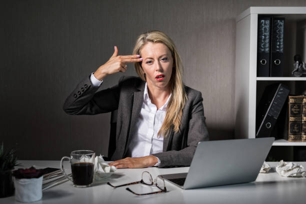 疲れている女性が彼女の仕事を嫌っています。 - manager anger table furious ストックフォトと画像