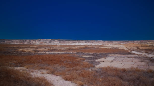 vista panorámica al mar de aral desde el borde de la meseta de ustyurt cerca del cabo de la duana en uzbekistán, karakalpakstan - tethys fotografías e imágenes de stock