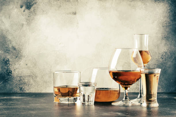 выбор крепких крепких алкогольных напитков в больших бокалах и мелкого стакана в ассортименте - grappa стоковые фото и изображения