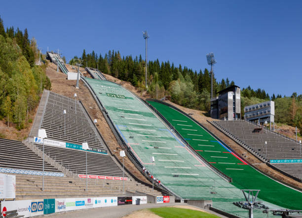 local de jogos olímpicos de inverno de arena de saltos de esqui de lysgardsbakkene lillehammer oppland noruega escandinávia - ski arena - fotografias e filmes do acervo