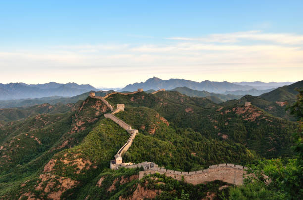 luftaufnahme der großen mauer am morgen, china - chinesische mauer stock-fotos und bilder