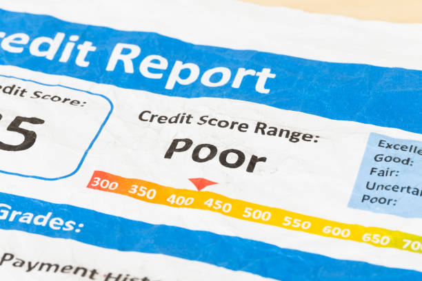 schlechte kredit-score bericht über zerknitterte papier - report history debt finance stock-fotos und bilder
