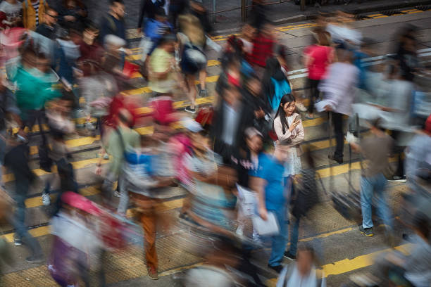 odnosząca sukcesy chińska bizneswoman na ulicy - crosswalk crowd activity long exposure zdjęcia i obrazy z banku zdjęć