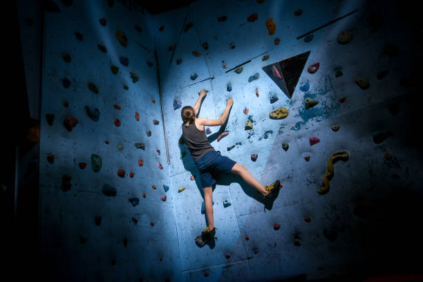10 대 소년 실내 등반 벽에 등반 훈련 - climbing wall rock climbing holding reaching 뉴스 사진 이미지