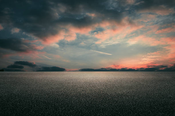 fondo de asfalto camino y cielo nubes - sunset dusk fotografías e imágenes de stock