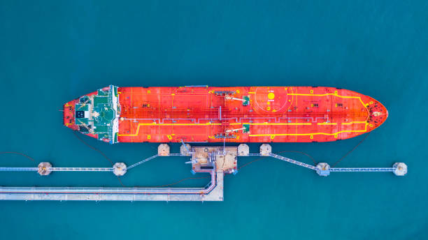 buque de petróleo/químico petrolero carga en el puerto, barco petrolero en el negocio de carga operación logística de importación exportación y transporte, vista aérea. - buque tanque petrolero fotografías e imágenes de stock