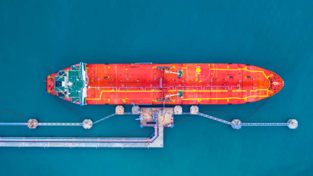 oil / chemikaliowiec statek załadunku w porcie, tankowiec statek w ramach operacji ładunku logistyki importu działalności eksportowej i transportu, widok z lotu ptaka. - tanker oil tanker oil industrial ship zdjęcia i obrazy z banku zdjęć