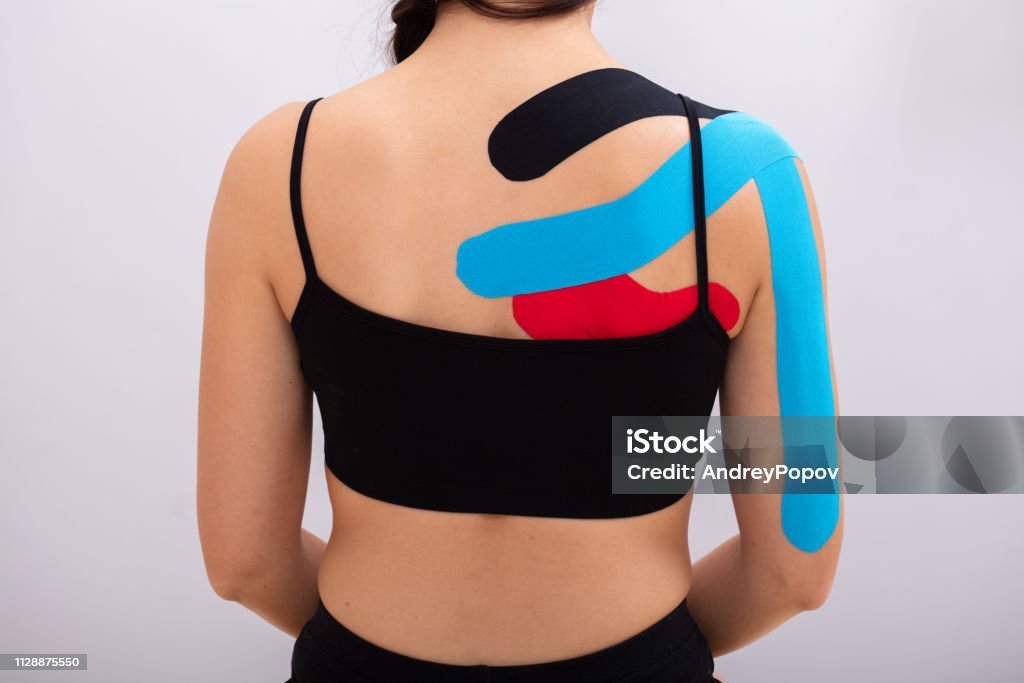 Mujer Vestir Ropa Deportiva Con La Cinta De Fisio En Su Hombro Foto de stock y más banco de imágenes de Adulto - iStock Mujer Vestir Ropa Deportiva Con La Cinta De Fisio En Su Hombro Foto de stock y más banco de imágenes de Adulto - iStock