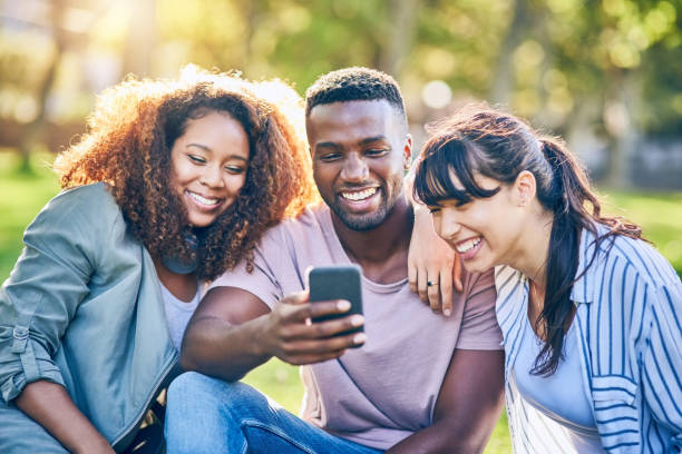 istock Enjoying being online together 1128880143