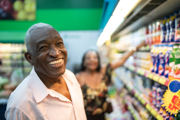 Afro latinx senior couple at the supermarket portrait Family on Supermarket afro latinx ethnicity stock pictures, royalty-free photos & images