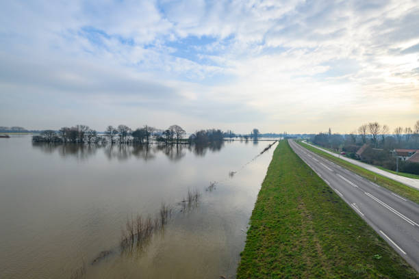 オランダのズヴォレ近くアイセル川の堤防に対してオーバーフロー領域の洪水 - non urban scene landscape sky flood ストックフォトと画像