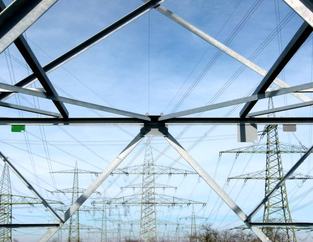 high-current masts with steel construction in the foreground - konstruktion imagens e fotografias de stock