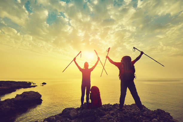 podróżowanie to trasa turystyczna z plecakiem. - sunrise beach couple hiking zdjęcia i obrazy z banku zdjęć