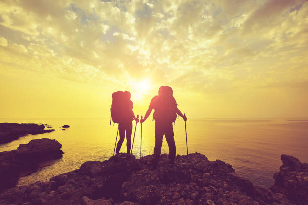 viajar é uma rota turística com uma mochila. - sunrise beach couple hiking - fotografias e filmes do acervo