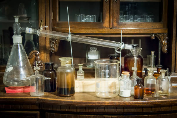vintage glass equipment on wooden table - laboratory glassware fotos imagens e fotografias de stock