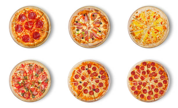 ein satz von sechs pizzen auf weißem hintergrund. pizza mit salami, pizza mit mozzarella, salami, würstchen, pizza, vier käse, pfefferoni und schinken, die letzten beiden sorten pepperoni. - devil chili stock-fotos und bilder