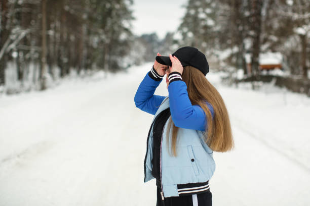 nastolatka w parku w śnieżnej zimie. - 18635 zdjęcia i obrazy z banku zdjęć
