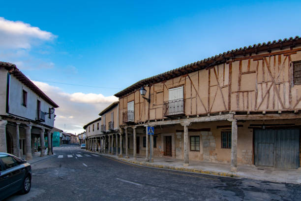 medieval street with arcaded buildings in ampudia village, palencia - palencia province imagens e fotografias de stock