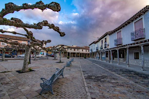 medieval street with arcaded buildings in ampudia village, palencia - palencia province imagens e fotografias de stock