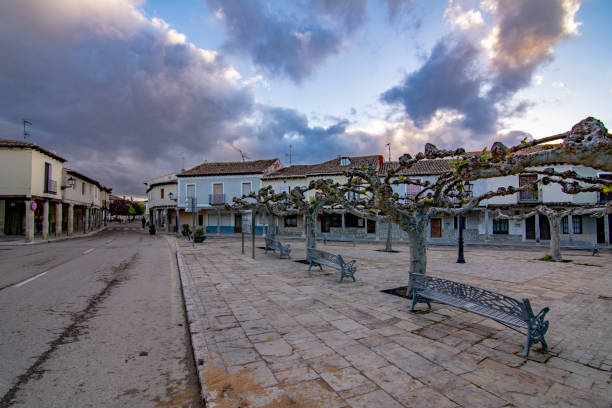 calle medieval con edificios porticadas en el pueblo de ampudia, palencia - palencia province fotografías e imágenes de stock