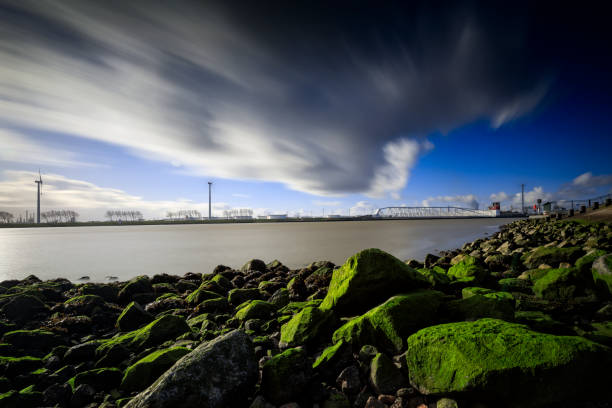 barriera anti-tempesta maeslant a hoek van holland - nieuwe waterweg foto e immagini stock