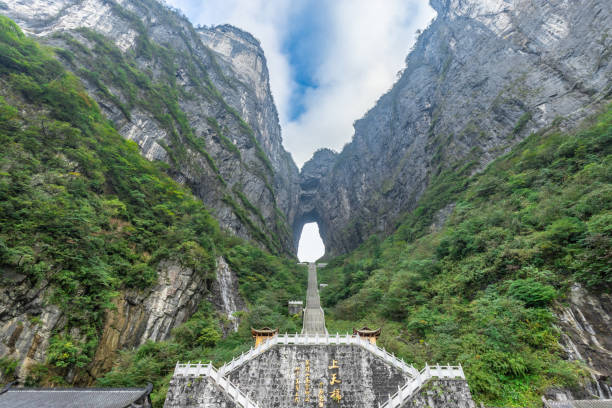 пейзаж небесные ворота национального парка тяньмэнь горы с 999 шаг лестницы чжанцзяцзе чанша хунань китай - steep outdoors nature forest стоковые фото и изображения