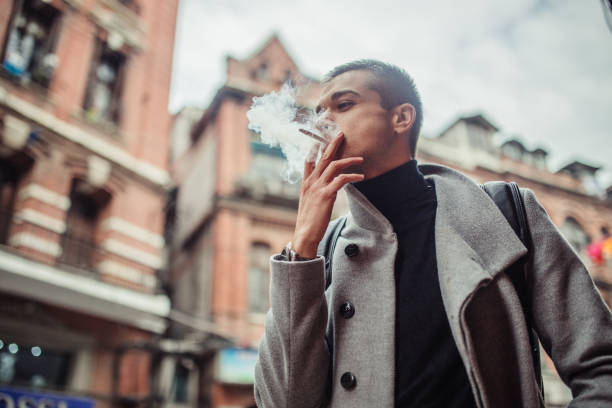 若い男は路上での喫煙 - fashion male beauty confidence elegance ストックフォトと画像