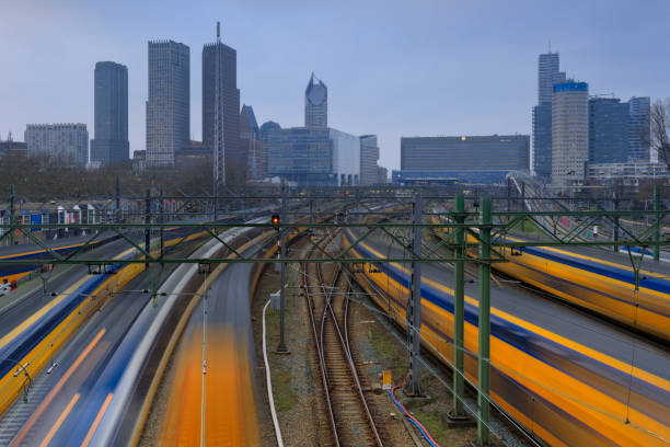 treinen vertrekken vanaf en aankomst op den haag centraal station, het centraal station in den haag - trein nederland stockfoto's en -beelden