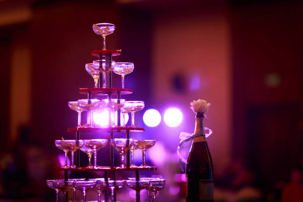 Cтоковое фото Пирамида бокалов шампанского на столе на свадьбе