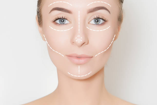 primer plano de mujer adulta con marcas en la piel para procedimientos médicos cosméticos - symmetry fotografías e imágenes de stock