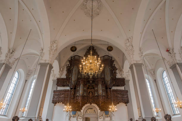 интерьер богато украшенной церкви vor frelsers в копенгагене - denmark indoors church angel стоковые фото и изображения