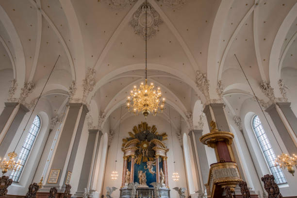 интерьер богато украшенной церкви vor frelsers в копенгагене - denmark indoors church angel стоковые фото и изображения