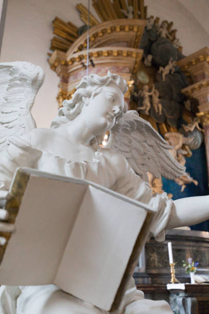 архитектурная деталь церкви вор фрельсерс в копенгагене - denmark indoors church angel стоковые фото и изображения