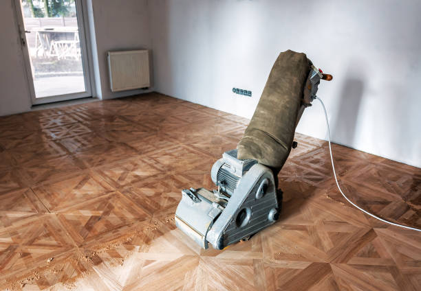 Sanding hardwood floor with the grinding machine.