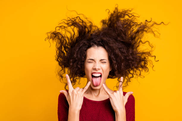 nahaufnahme foto erstaunlich schöne ihr she dame geschlossenen augen haare flug froh singen rock-legendäre songs hits funky fan tragen rote pullover kleider outfit isoliert gelb hellen hintergrund gestrickt - humor human face women grimacing stock-fotos und bilder