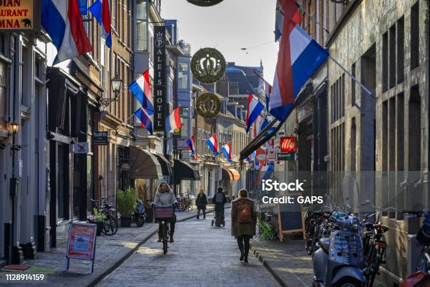Shopping People In De Molenstraat Staat In Het Centrum Van Den Haag Stockfoto en meer beelden van Nederlandse vlag