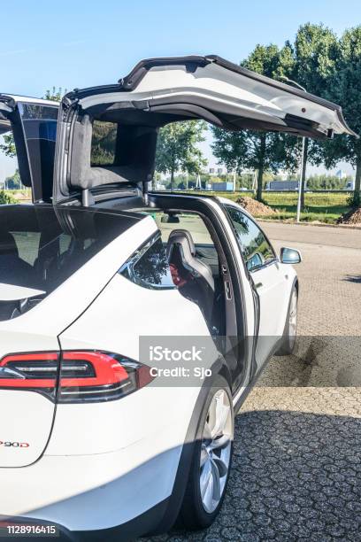 Photo libre de droit de Crossover De Toutélectrique De Tesla Model X P90d Suv Avec Portes Ouvertes Falcon banque d'images et plus d'images libres de droit de Blanc